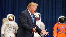 Hatalmas változás Donald Trump fején, de miért?