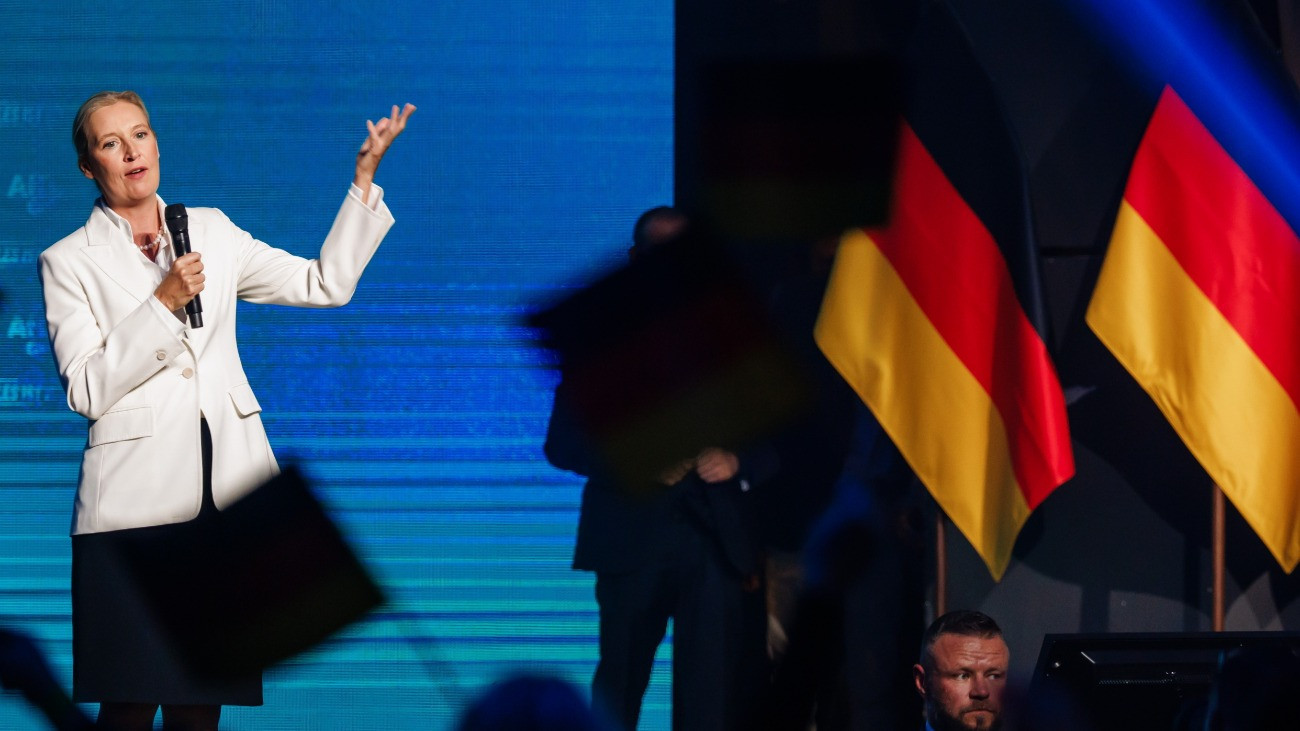 Alice Weidel, a német ellenzéki Alternatíva Németországnak (AfD) párt társelnöke és társ-frakcióvezetõje beszél az AfD kampányzáró gyûlésén Magdeburgban 2026. szeptember 5-én, a Szász-Anhalt német tartományban tartandó parlamenti választás elõestéjén.