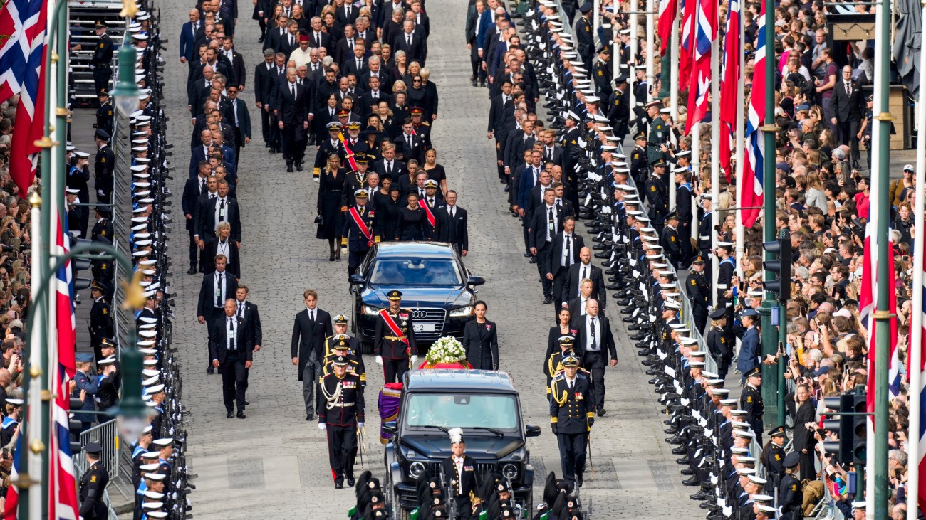 A norvég királyi család tagjai, valamint európai és külföldi uralkodóházak képviselõi kísérik V. Harald norvég király koporsóját a gyászmenetben a királyi palotából az oslói székesegyházba 2026. szeptember 9-én.  A búcsúztatást követõen az augusztus 28-án, 89 éves korában elhunyt uralkodót az Akershus-erõdben található királyi mauzóleumban helyezik végsõ nyugalomra. V. Harald édesapja, V. Olav 1991-es halála óta ez az elsõ állami temetés Norvégiában.