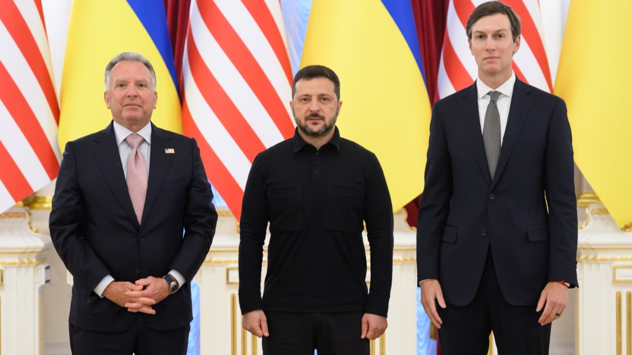 Az ukrán elnöki sajtóhivatal felvételén Volodimir Zelenszkij ukrán elnök (k) fogadja Steve Witkoffot, Donald Trump amerikai elnök különmegbízottját (b) és Jared Kushnert, Trump vejét és tanácsadóját a kijevi Marijinszkij-palotában 2026. szeptember 6-án. Witkoff és Kushner az elõzõ estén Vlagyimir Putyin orosz elnökkel tárgyalt Moszkvában az orosz-ukrán háború lezárásának lehetséges módjairól.