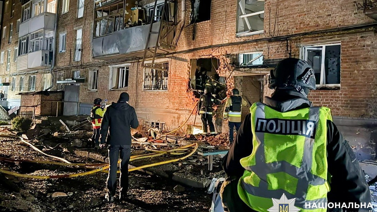 Az ukrán rendõrség felvételén mentõalakulatok dolgoznak egy orosz dróntámadásban megrongálódott lakóépületnél az északkelet-ukrajnai Szumi városában 2026. április 11-én. Az orosz támadások következtében legkevesebb 17 ember megsérült, köztük egy 14 éves gyermek és egy 87 éves nõ.