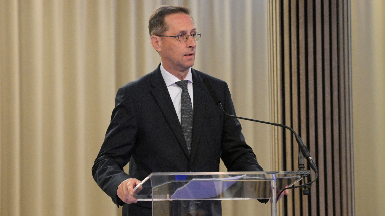 Varga Mihály, a Magyar Nemzeti Bank elnöke beszédet mond a 64. Közgazdász-vándorgyûlés nyitó plenáris ülésén a Hotel Eger konferenciatermében 2026. szeptember 10-én.