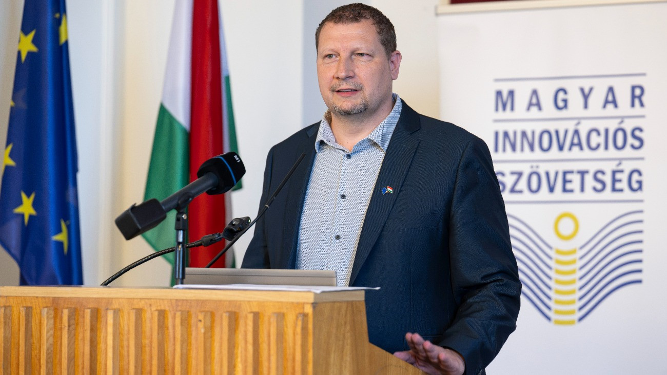 Horváth Péter, a Tudományos és Technológiai Minisztérium tudománypolitikai és innovációs államtitkára beszédet mond a 36. Országos Tudományos és Innovációs Olimpiát (OTIO) meghirdetõ eseményen a Budapesti Mûszaki és Gazdaságtudományi Egyetemen 2026. szeptember 9-én.