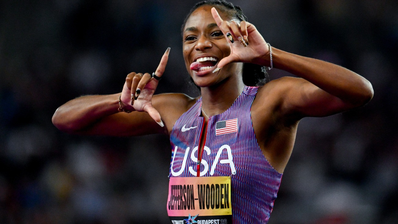 Az amerikai Melissa Jefferson-Wooden a nõi 100 méteres síkfutás eredményhirdetésén a budapesti Atlétikai Világdöntõn a Zsivotzky Gyula Nemzeti Atlétikai Központban 2026. szeptember 12-én.