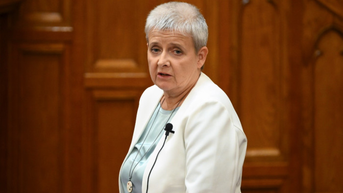 „Vissza a jövőbe” oktatási stratégiát ír idén a kormány