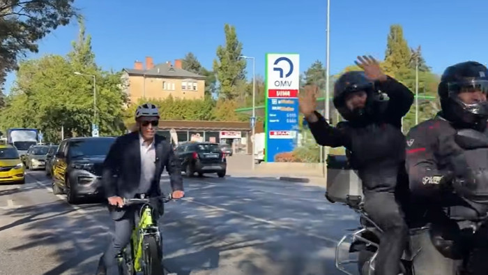 Videón Magyar Péter tekerése a kormányülésre, bejelentett ezt-azt