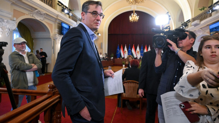 Felgyűltek ügyek, több demonstráció vezette fel a fővárosi közgyűlés ülését