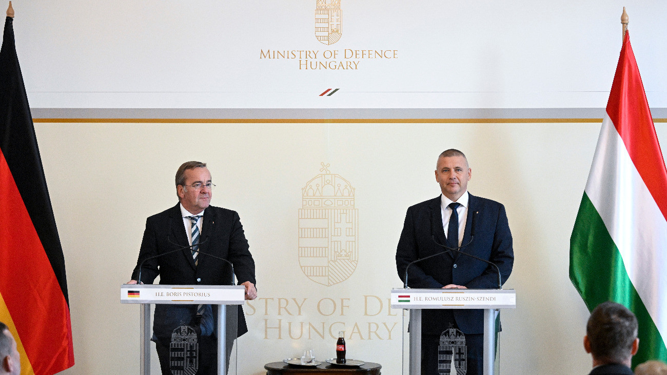 Ruszin-Szendi Romulusz honvédelmi miniszter (j) és Boris Pistorius német védelmi miniszter sajtótájékoztatót tart a Stefánia Palotában 2026. szeptember 25-én.