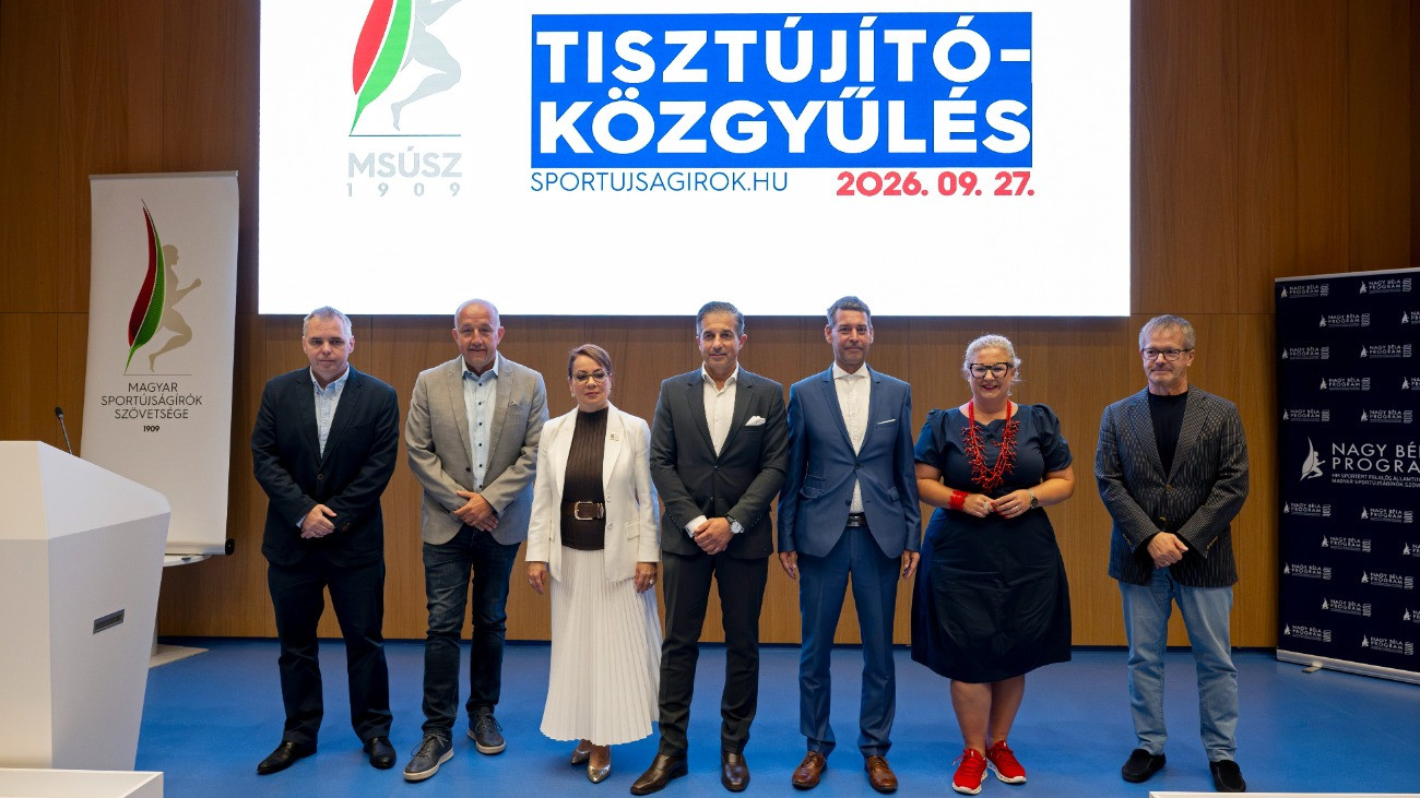 Borsány-Gyenes András, a Magyar Sportújságírók Szövetségének (MSÚSZ) új elnöke (k) bemutatja a megválasztott elnökség tagjait a tisztújító közgyûlésén a Magyar Testnevelési és Sporttudományi Egyetem Athén termében 2026. szeptember 27-én. Mellette Csisztu Zsuzsa alelnök (b3), Gergelics József alelnök (j3) és Kun Zoltán (b), Mezei Dániel (b2), Tóth Anita (j2) és Borókai Gábor (j) elnökségi tagok.