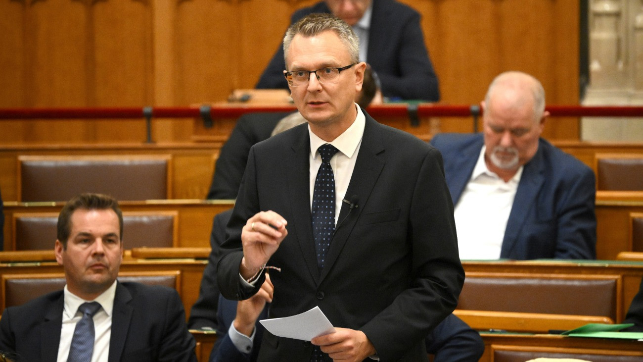 Rétvári Bence, a KDNP frakcióvezetõje reagál Magyar Péter miniszterelnök napirend elõtti felszólalására az Országgyûlés plenáris ülésén 2026. szeptember 28-án.