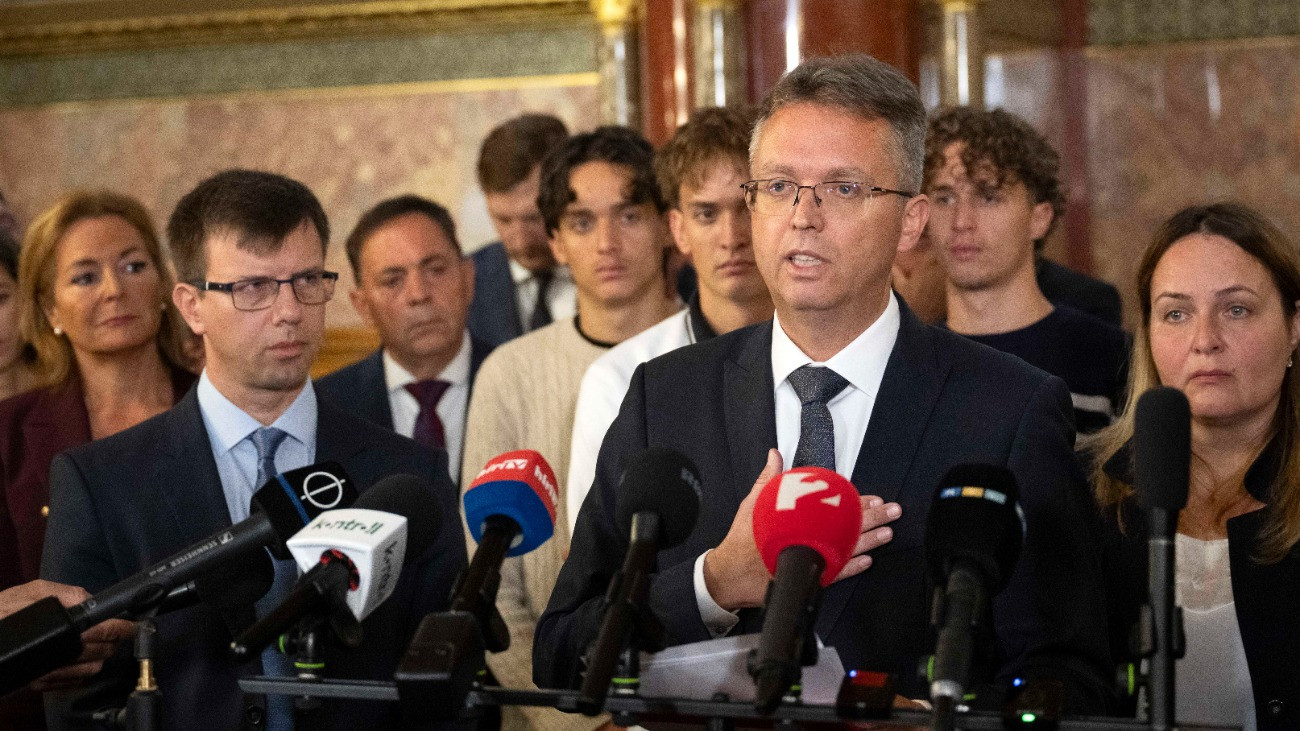 Hankó Balázs, a Fidesz országgyûlési képviselõje, korábbi kulturális és innovációs miniszter (j) a Fidesz- és a KDNP-frakció sajtótájékoztatóján az Országházban 2026. szeptember 28-án. Mellette balról Bóka János, a Fidesz frakcióvezetõje.