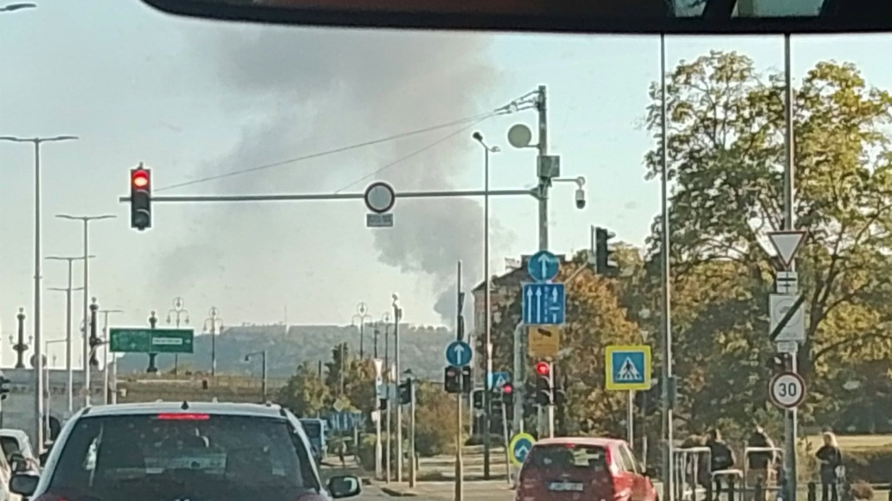 Kigyulladt egy nagy raktárépület Budapesten