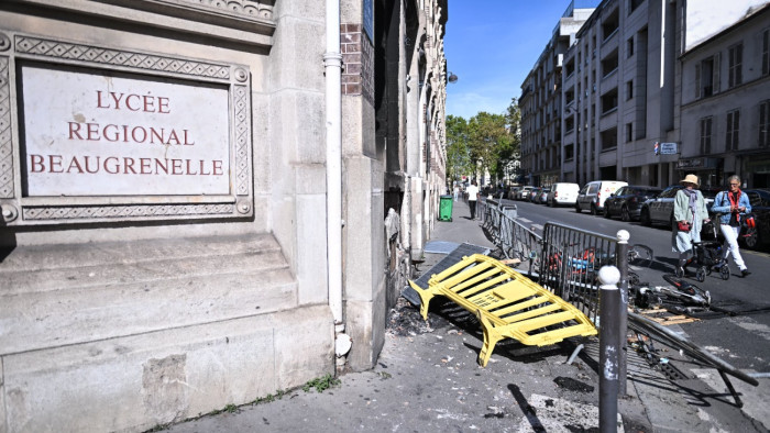 Zárva lesz a francia iskolák jelentős része a diáklázadás miatt
