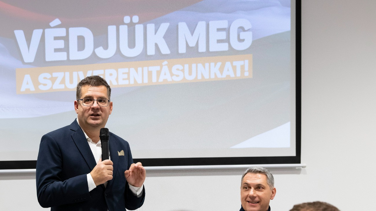Seszták Miklós, a térség fideszes országgyûlési képviselõje (b) és Lázár János építési és közlekedési miniszter a nemzeti konzultációról tartott lakossági fórumon Kisvárdán 2023. december 7-én.