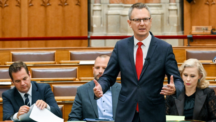 Rétvári Bence bírálja a gyermekvédelmi előterjesztést, szerinte „gendertörvény” készül