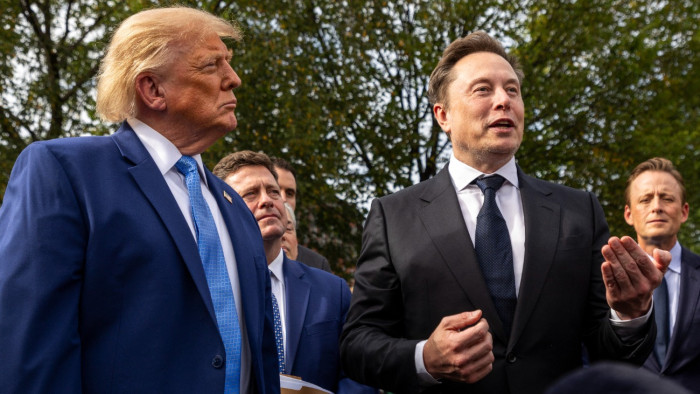Így repül a rakétahajtóműves Tesla, nézze meg!