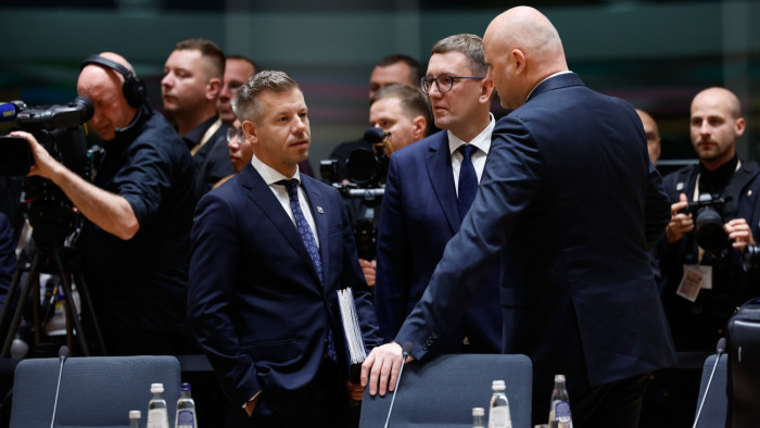 „Kemény és érzelmes vita” Brüsszelben – Magyar Péter már állást foglalt
