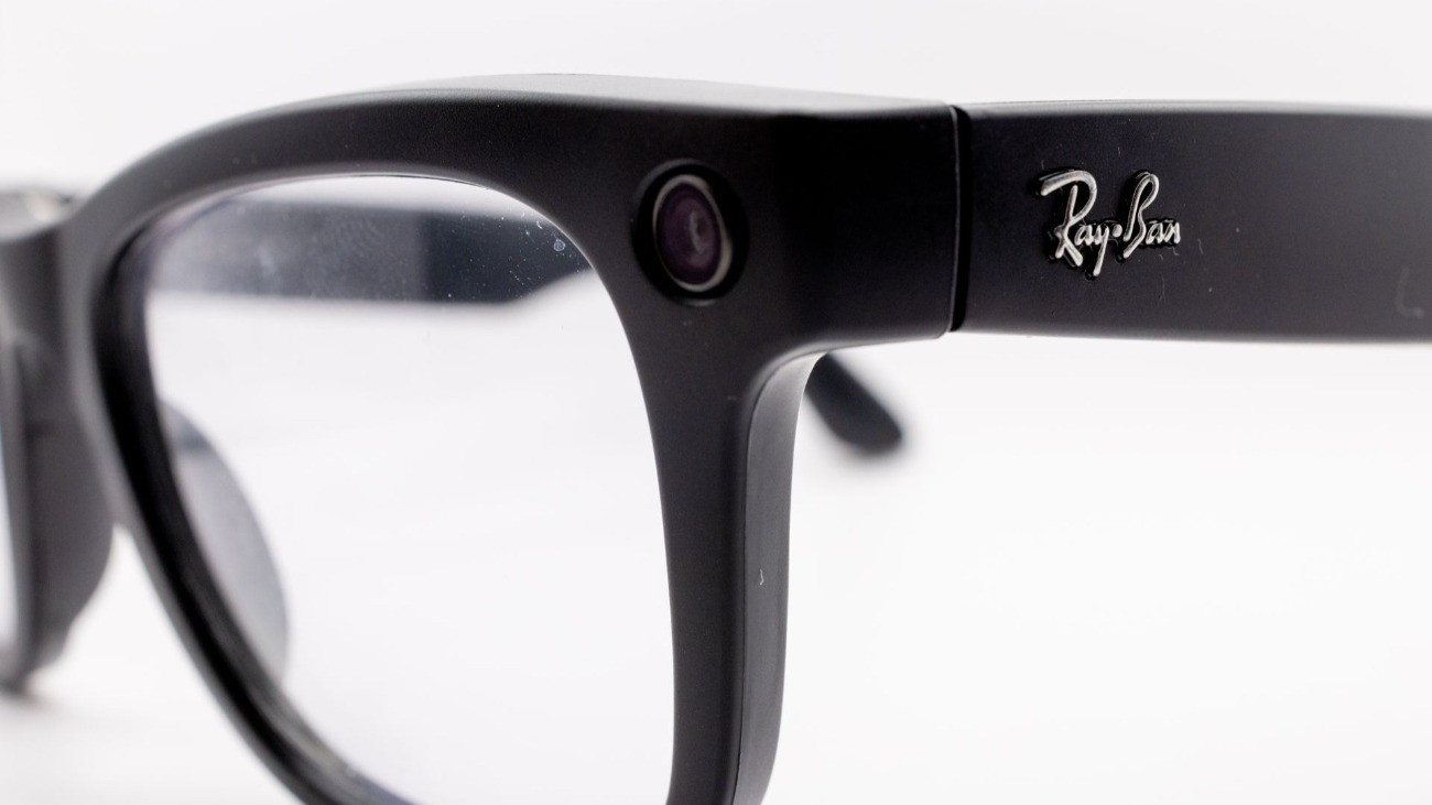 A Meta és a Ray-Ban okosszemüvege, a beépített kamerával.