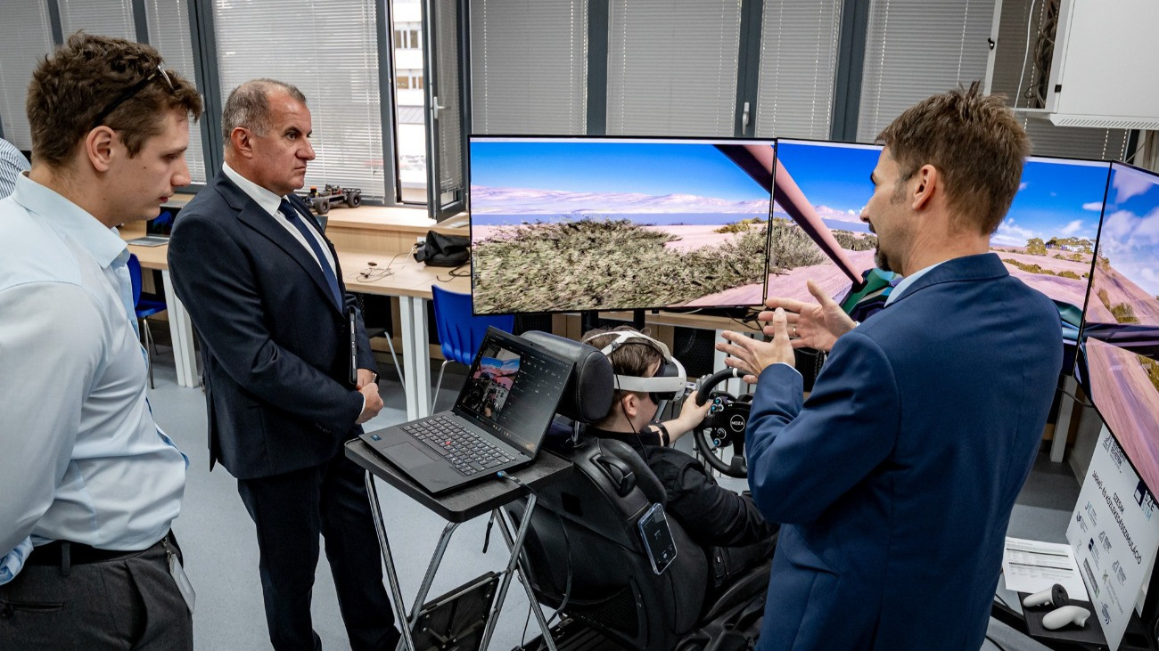 A hivatalos átadást követően a laboratórium innovatív eszközeit is bemutatták a résztvevőknek.