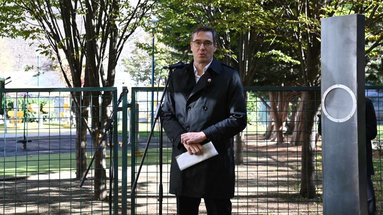 Karácsony Gergely fõpolgármester beszédet mond az 1956-os forradalom és szabadságharc áldozatainak emlékére rendezett megemlékezésen, emlékoszlop és sztélé avatáson a fõváros IX. kerületében, a Markusovszky téren 2026. október 23-án.