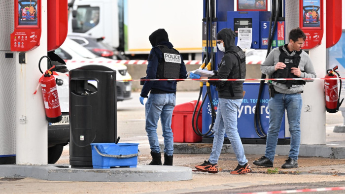 Gépkarabéllyal vadászott járókelőkre egy férfi Párizs mellett, egy 12 éves gyereket is eltalált