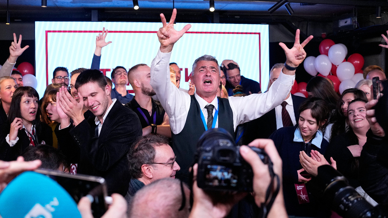 Hajnalig tartott az óriási népünnepély Szerbiában, miután megbukott Aleksandar Vucic a választásokon – videók